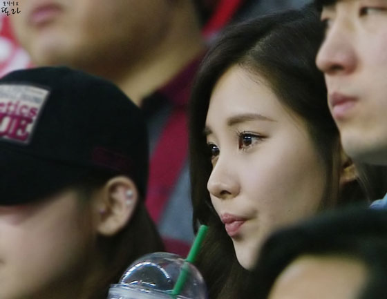 [PICS]Seohyun tại sân chơi bóng chày,chỉ ngồi xem thôi Seohyun-basketball-4