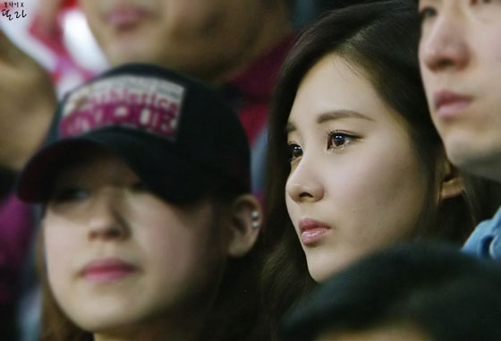 [PICS]Seohyun tại sân chơi bóng chày,chỉ ngồi xem thôi Seohyun-basketball-5