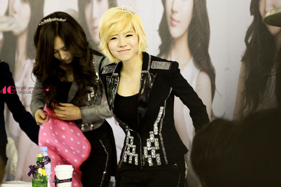 {PICS} 110312 Sunny J.estina fan-signing event Sunny-jestina-fansign-1