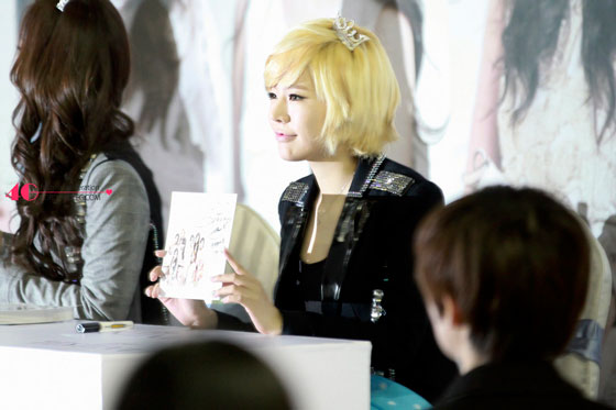 110312  Sunny J.estina fan-signing event  Sunny-jestina-fansign-2