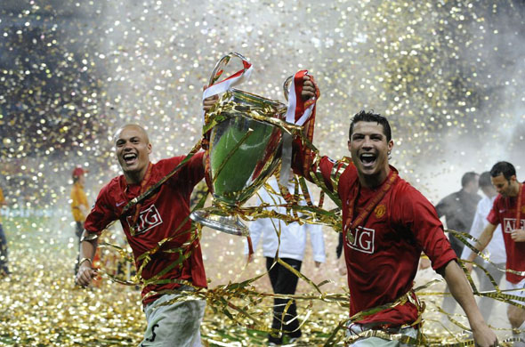 Foto futbollistike Soccerati-da-hasselbaink-ronaldo-and-wes-brown-with-champions-league-trophy