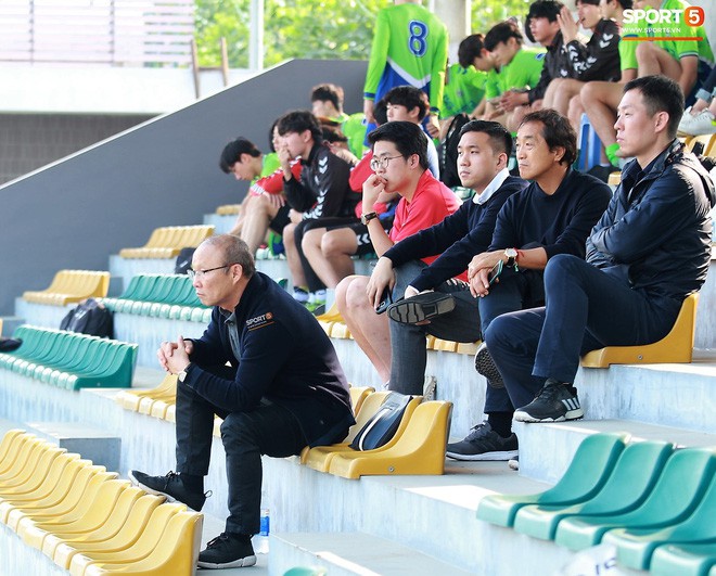 HLV Park Hang-seo chưa vội về Hàn Quốc ăn Tết, dành thời gian dự khán trận đấu của đội sinh viên Hàn Quốc Photo-1-1548681830354189146887