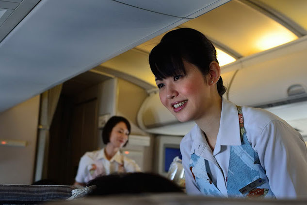 Những phẩm chất rất khó học theo của người Nhật Japan-stewardess-2