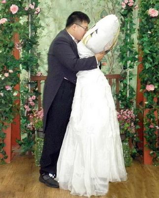Joven coreano se casa con su almohada 148