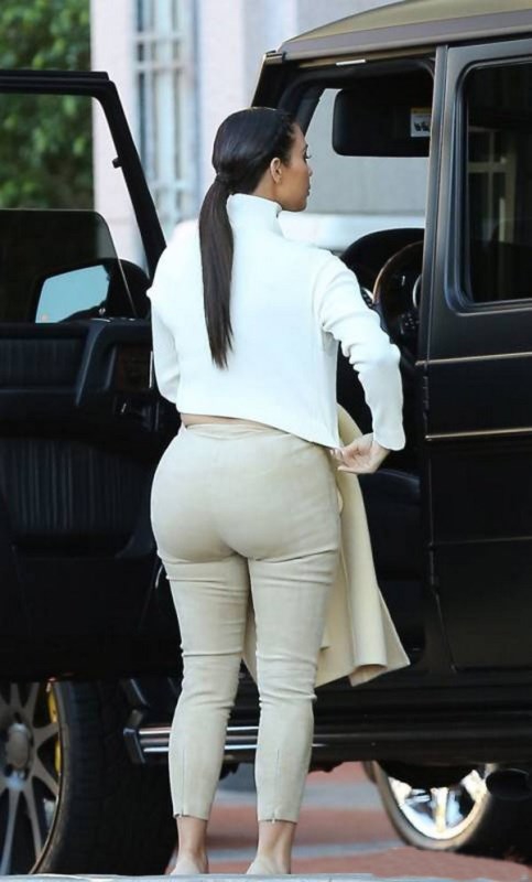 Kim Kardashian luce ajustados pantalones 8545413e46f485379acf5c5ce11bd9d5