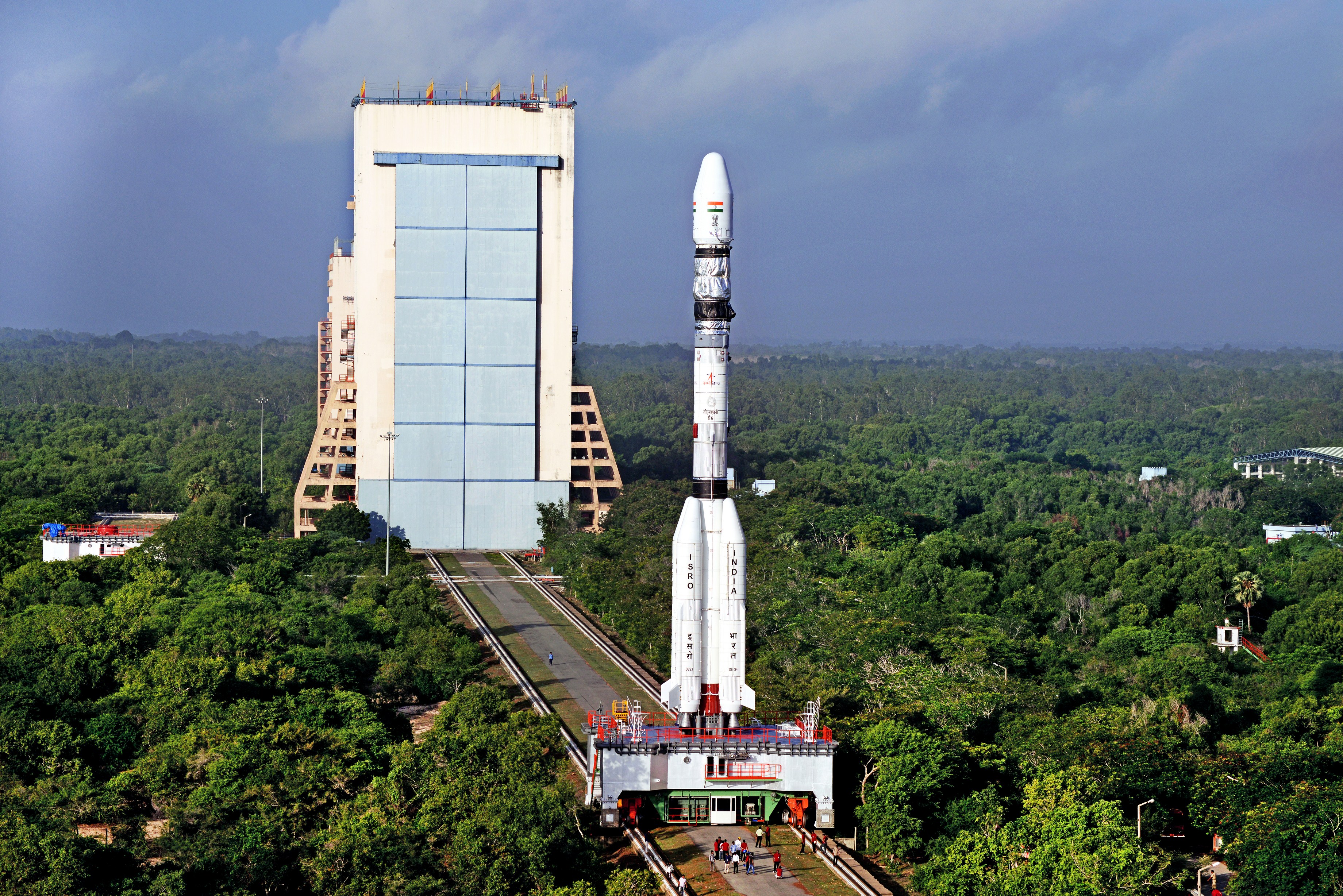 GSLV MkII D6 (GSAT-6) - 27.8.2015 19gslv-d6-being-moved-vehicle-assembly-building-to-launch-pad