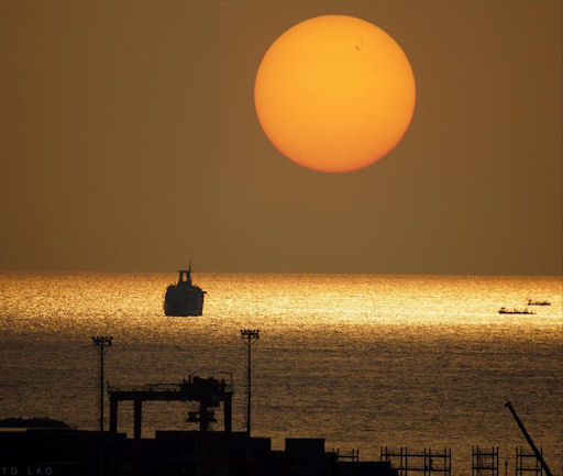 EL MAS COMPLETO SEGUIMIENTO del ESTADO del SOL , la MAGNETOSFERA y SUCESOS ASTRONÓMICOS en TIEMPO REAL..ABRIL 2012 Nº 3 - Página 28 Sunspotsunset_strip