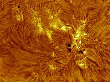 Ayer  12 febrero se desató la más brillante llamarada solar en más de dos años Rogerio-Marcon1_strip