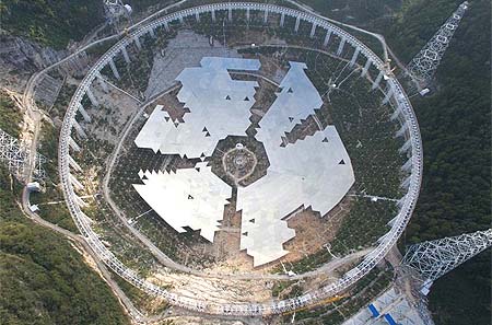 Los científicos chinos probaron el 21 de noviembre la instalación de la "retina" del Telescopio de Apertura Esférica de 500 metros o FAST por siglas en inglés. 134844453_1448248457714_title0h