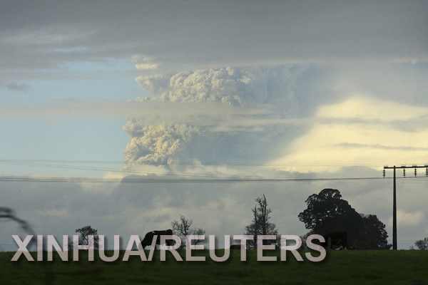 Chile: Volcán Peyuhue en el sur de Chile en la frontera con Argentina hace erupción F201106060946002405710414