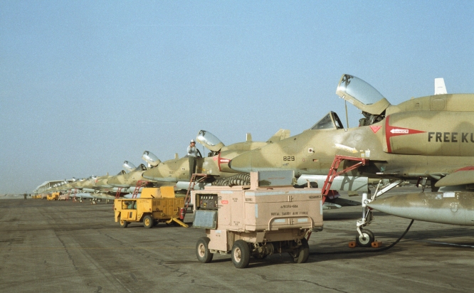 صور للمقاتلات العاملة بالقوات الجوية الكويتية A-4KU_lineup