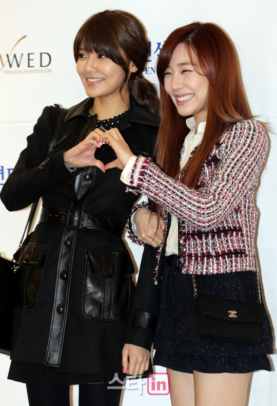 [PIC][16-12-2012]Tiffany và SooYoung đến tham dự lễ cưới của Hong Rok-ki vào trưa nay PS12121600089