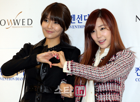 [PIC][16-12-2012]Tiffany và SooYoung đến tham dự lễ cưới của Hong Rok-ki vào trưa nay PS12121600090