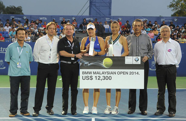  ¿Cuánto mide " Angel " Hao-Ching Chan? - Real height 20140420_Timea-Babos_Chan-Hao-ching_Photo-BMW-Malaysian-Open_615