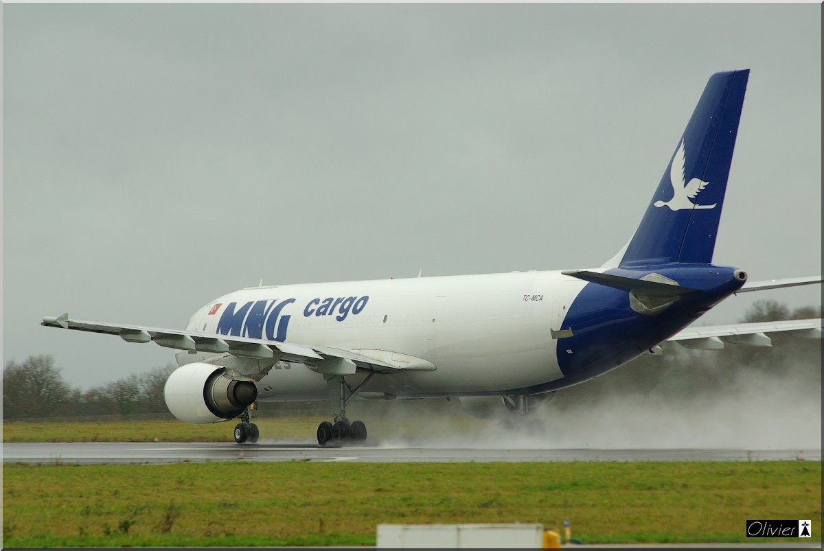 Airbus A300C-605R TC-MCA MNG Cargo Airlines le 30.12.11 - Page 2 IMGP0044