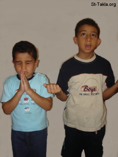 قصة بساطة طفل رأيته 	البساطة - الإيمان - الصلاة - الخدمة Www-St-Takla-org--Kids-Praying