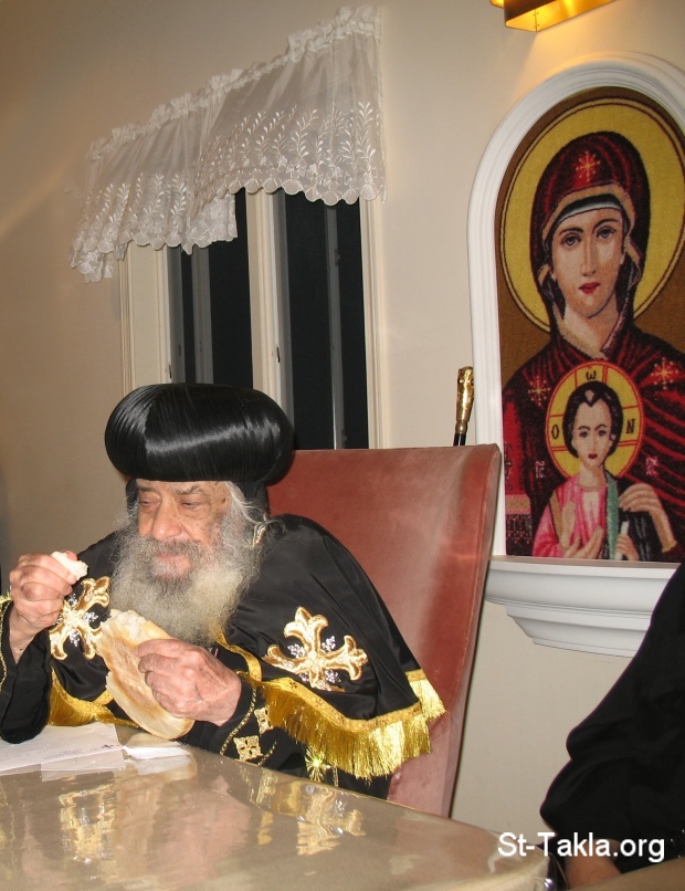 صور لقداسة البابا 2 Www-St-Takla-org__CopticPope-Shenouda-3rd-Prayers-163