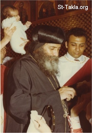 كتاب شريعة الزوجة الواحدة فى المسيحية Www-St-Takla-org__Coptic-Pope-Shenouda-Third-With-People-018