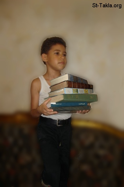 الصبي حامل الكتب 	صغر النفس - الله ينظر للقلب - المهم النيه! Www-St-Takla-org___Boy-Holding-Books