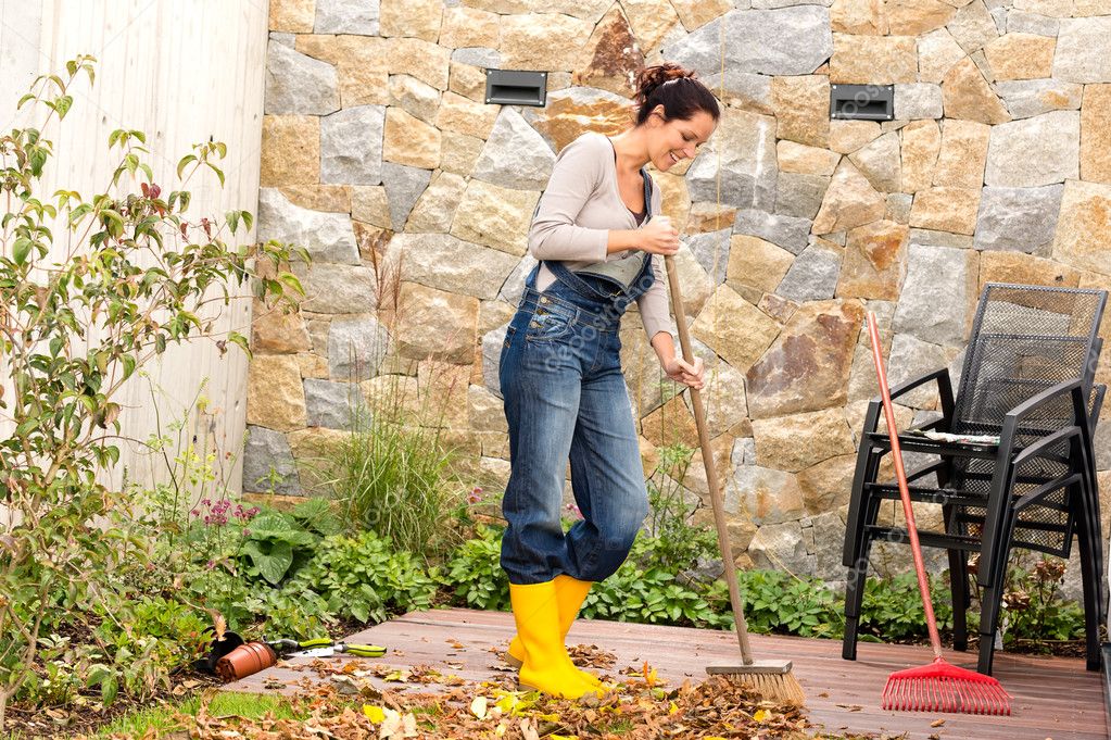 REDACCION: FUNCIONES DE LA LENGUA. Depositphotos_31303115-Young-woman-sweeping-autumn-leaves-veranda