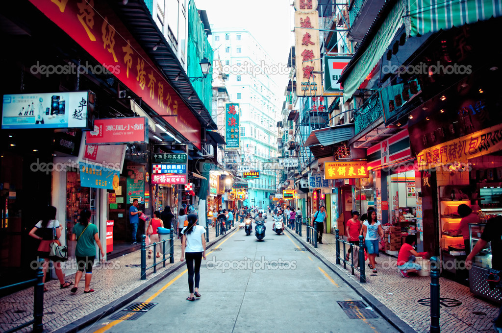 Ruas             Depositphotos_13815903-Narrow-crowded-street-with-many-shops-and-restaurants-in-the-centre-of-Macau.