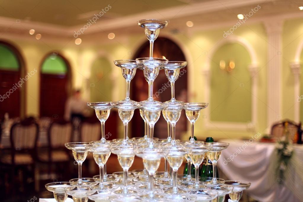  ♕ SPIRIT BRINGERS: EMPYREAN REALM. (SAGA DE DENEB) - Página 7 Depositphotos_28272091-pyramid-of-glasses-of-wine-champagne