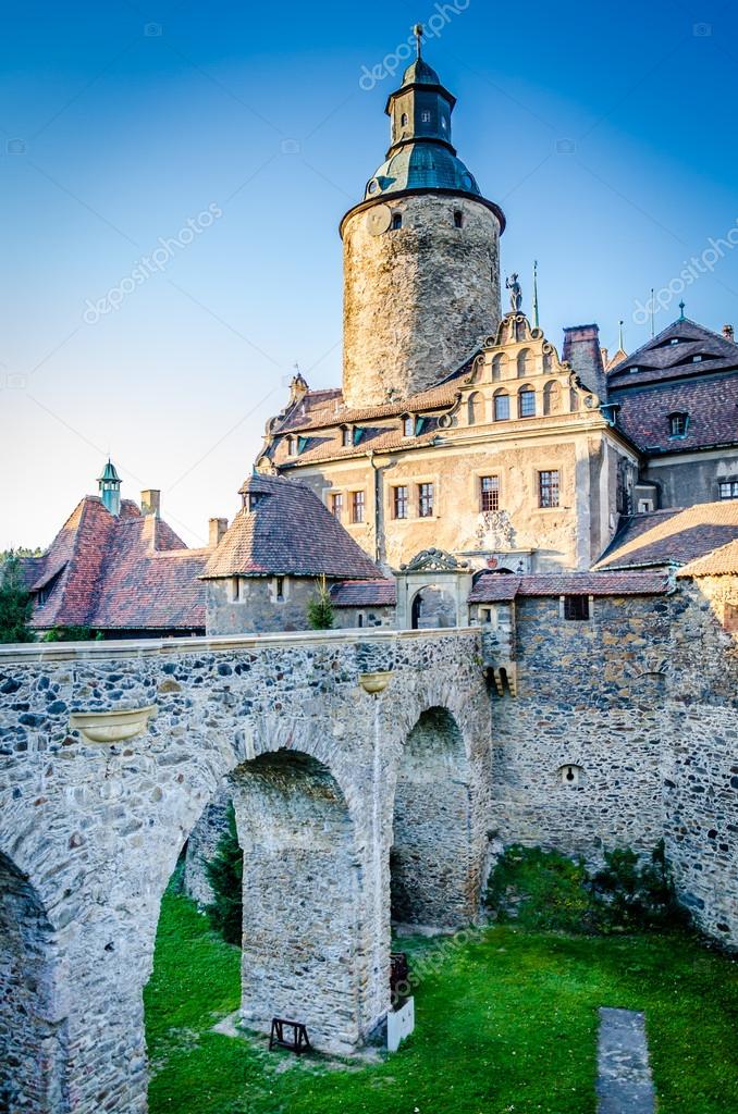 Château Martine 27 juillet trouvé par Ajonc Depositphotos_32518995-Czocha-castle-in-Lesna---Poland