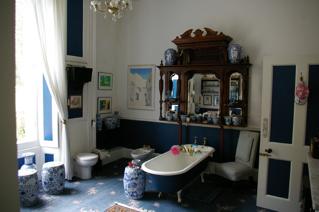 ديكورات مميزة Traditional-bathroom