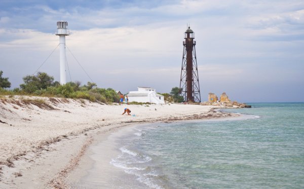 un phare  - ajonc - 17 février trouvé par Martine Depositphotos_94499096-stock-photo-dzharylhach-island-with-old-and