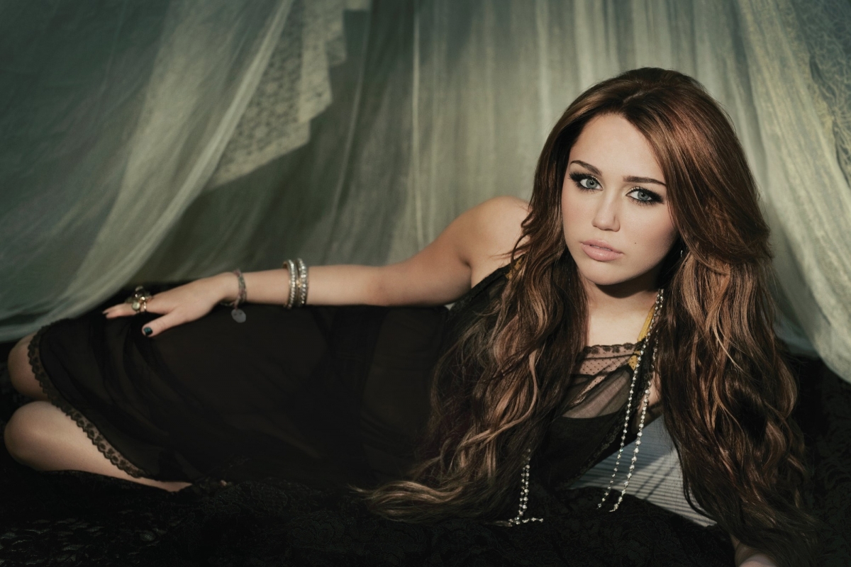 ألبوم صور الفنانة الامريكية الجميلة مايلي سايرس Miley Cyrus بطلة مسلسل هانا مونتانا (114 صورة متميزة ) بجودة عالية 322249075