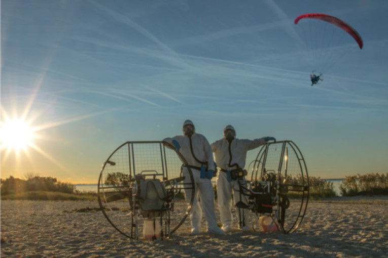 First Ever Collection of Chemtrail Samples: 2 Para-Gliders to Fly Through Chemtrails … … While Attempting to Set a New Guinness Record 282444.5638d4bc5c08b-765x510