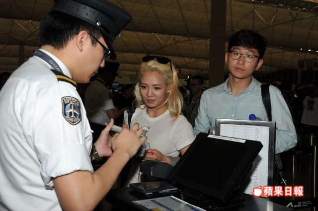 [PIC][06-06-2013]HyoYeon khởi hành đi Hồng Kông để tham dự Lễ khai trương cửa hàng "Topshop" chi nhánh ở Hồng Kông - Page 2 1370606539_f62d