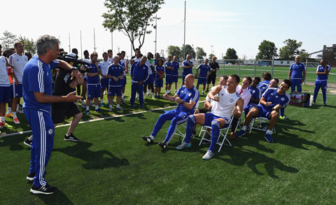 Cười vỡ bụng với trò lừa của Mourinho khiến các thành viên Chelsea chạy như vịt Chelsea3