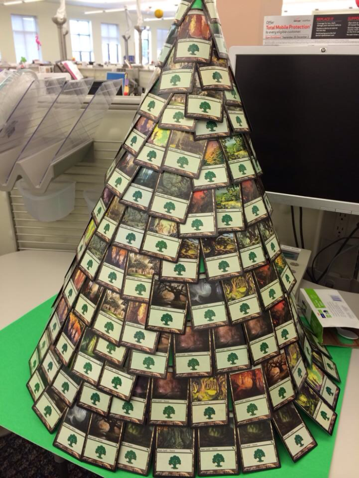 شجرة عيد الميلاد ولكن بشكل غير تقليدي  XX-Of-The-Most-Creative-Christmas-Trees-Ever__700