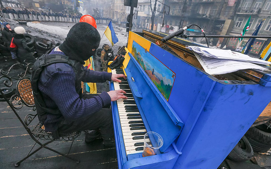 Los pianos de la calle Street-pianos-play-me-im-yours-project-kiev__880