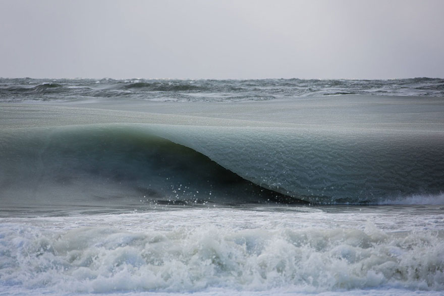 Sóng lấm bùn đánh vào bãi biển Nantucket (Mỹ) ở nhiệt độ  19F, (-7C). Frozen-ice-slush-waves-nantucket-jonathan-nimerfroh-1