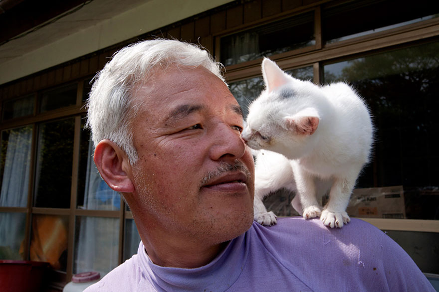 The Last Man Of Fukushima: How One Man Stayed To Feed The Abandoned Animals Fukushima-radioactive-disaster-abandoned-animal-guardian-naoto-matsumura-19