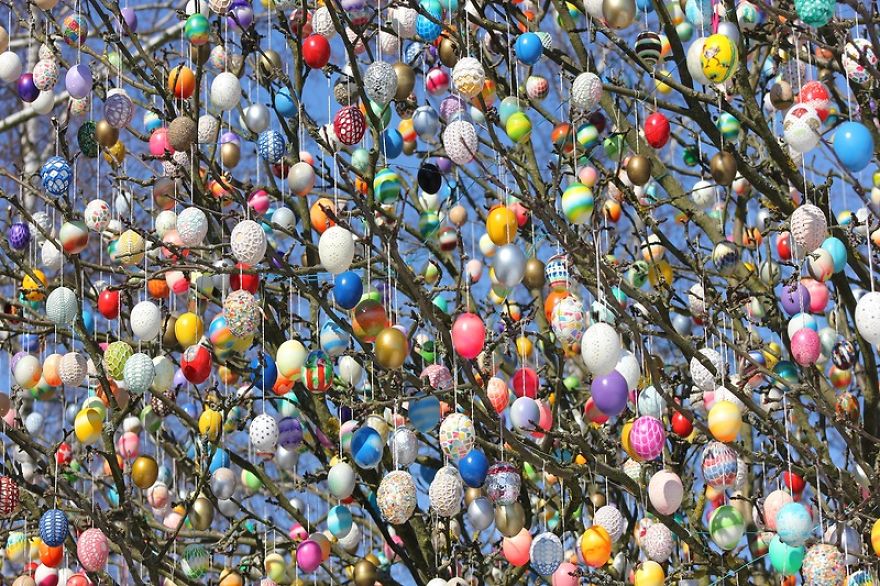 OSTERN IN DEUTSCHLAND Most-beautiful-Easter-tree.-Decorated-with-1000-eggs.-2__880