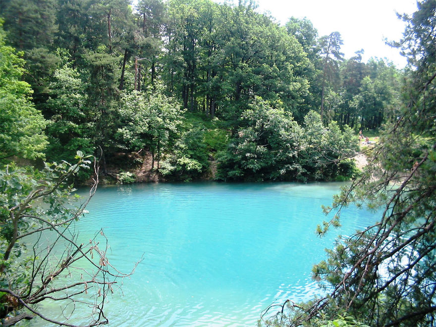 Lugares de la Tierra que parecen de otro planeta Lacul-albastru-din-romania__880