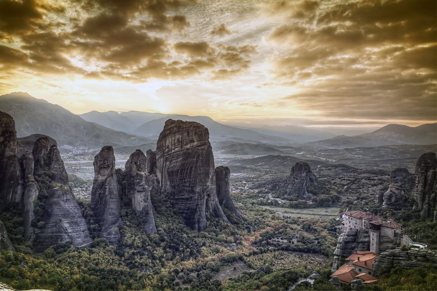 Lugares de la Tierra que parecen de otro planeta Sky-and-the-rocks-of-meteora1__880