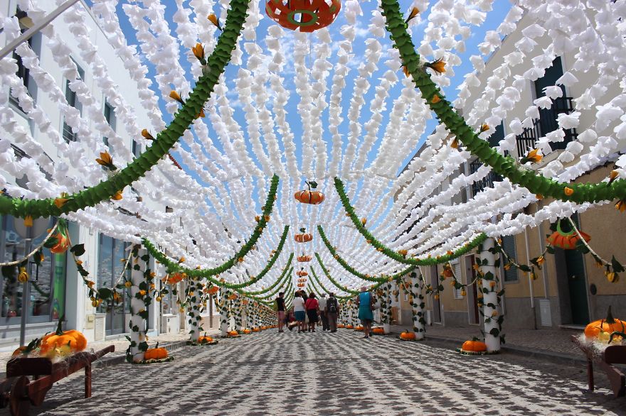 1000s Of Handmade Paper Flowers Cover The Streets Of Alentejo, Portugal IMG_8525__880