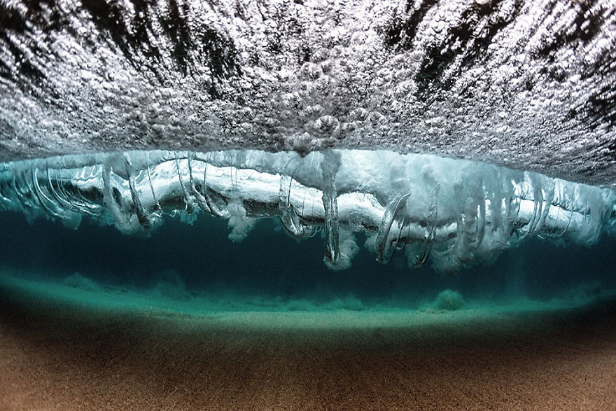 Ce photographe a passé 6 ans de sa vie à photographier le fracas des vagues sous tous les angles ! Par Corentin Vilsalmon                                  I-capture-the-ocean-and-its-many-moods-57cd27e65f2e2-png__880