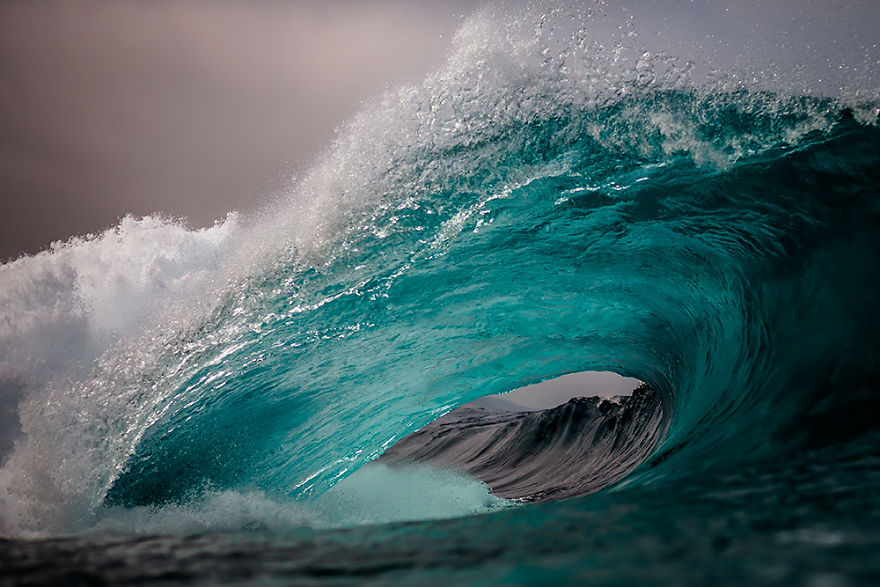 Ce photographe a passé 6 ans de sa vie à photographier le fracas des vagues sous tous les angles ! Par Corentin Vilsalmon                                  I-capture-the-ocean-and-its-many-moods-57cd27ef92408-png__880