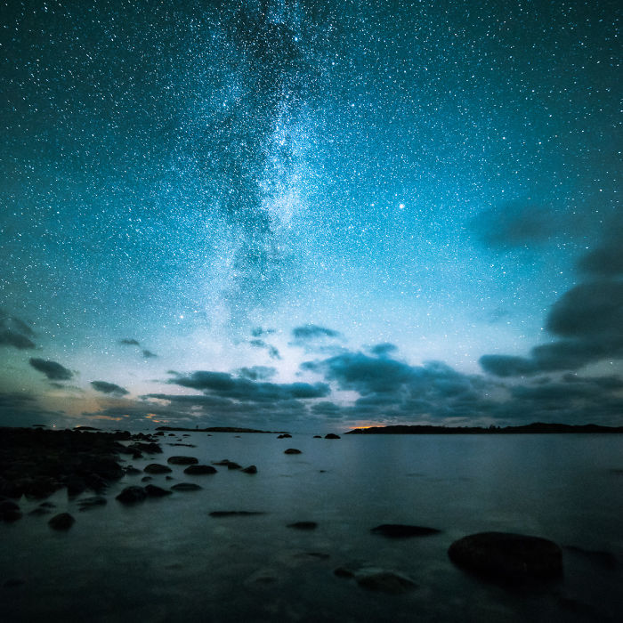 Depuis plus de deux ans, ce photographe immortalise la beauté du ciel étoilé finlandais ! Par Corentin Blue-night-I-spent-two-years-photographing-the-night-sky-in-Finland-584fadfe08e75__700