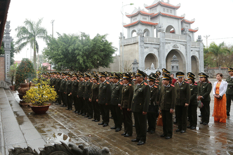 Hội phụ nữ Tổng cục Hậu cần - Kỹ thuật dâng hương, báo công tại Đền Hai Bà Trưng 5_danghuong7.3.15-1