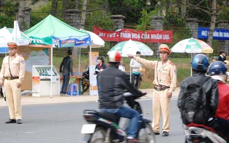 Hàng trăm chiến sĩ Công an sát cánh cùng thí sinh Chiensy2.7.15-3