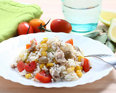 Salade de riz aux tomates, thon, maïs et olives I18462-salade-de-riz-aux-tomates-thon-mais-et-olives