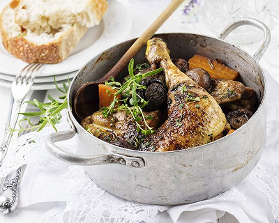 Coq au vin blanc, lardons fumés et champignons I87645-coq-au-vin-blanc-lardons-fumes-et-champignons