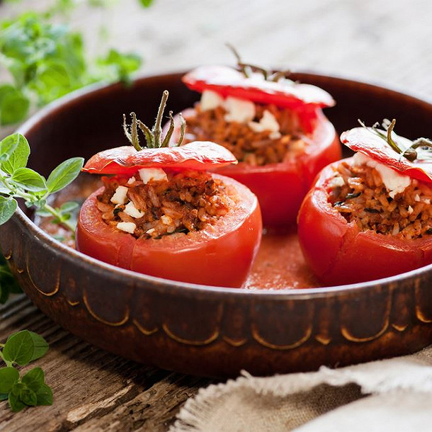 Tomates farcies au riz, pignons, raisins secs et feta I83255-tomates-farcies-au-riz-pignons-raisins-secs-et-feta