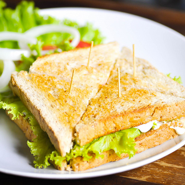 Croque-monsieur au fromage de chèvre et au basilic I92000-croque-monsieur-au-fromage-de-chevre-et-au-basilic